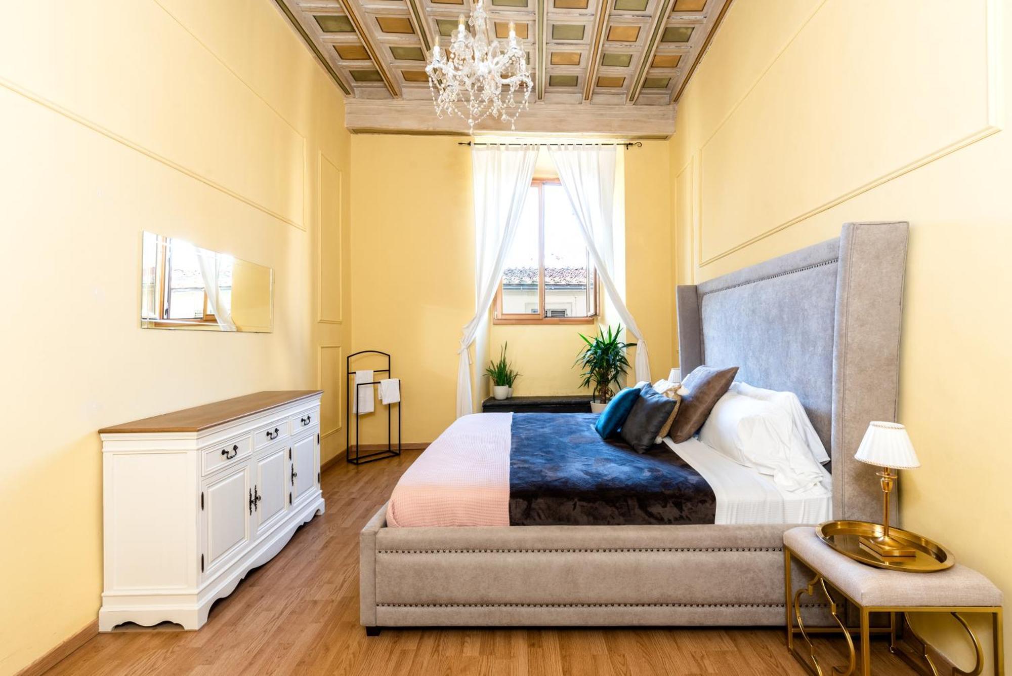Historic Center Palace - Huge 4 Bedrooms Santa Croce - By Likehomeflorence Florencia